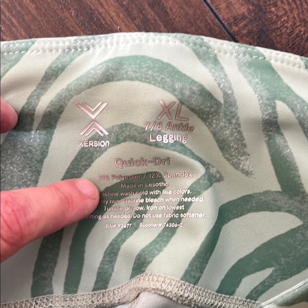 Xersion Green Zebra Print 7/8 ankle Leggings - Picture 3 of 3